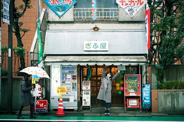 【写真を見る】今回はレトロな駄菓子屋さんでも撮影を敢行！店内での様子は誌面をチェック