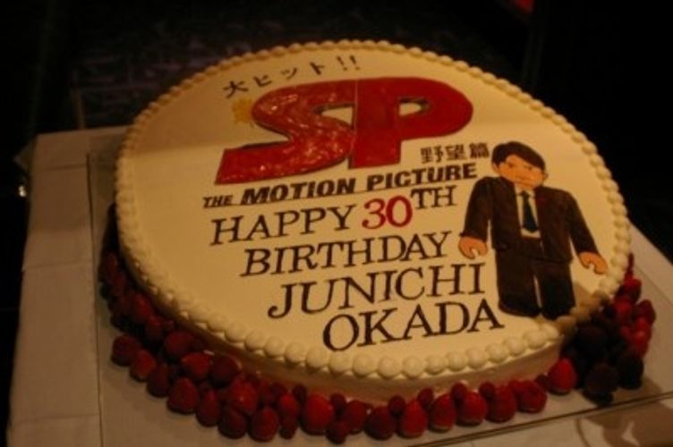 岡田准一が30歳に！花束、巨大ケーキ、約600人からの合唱のプレゼントに「一生忘れない」