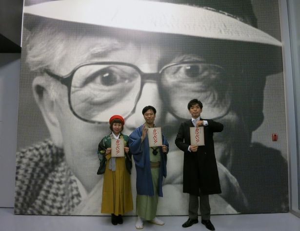 『カツベン！』のチラシを持つ活動弁士の3人。左から、大森くみこ、片岡一郎、坂本頼光