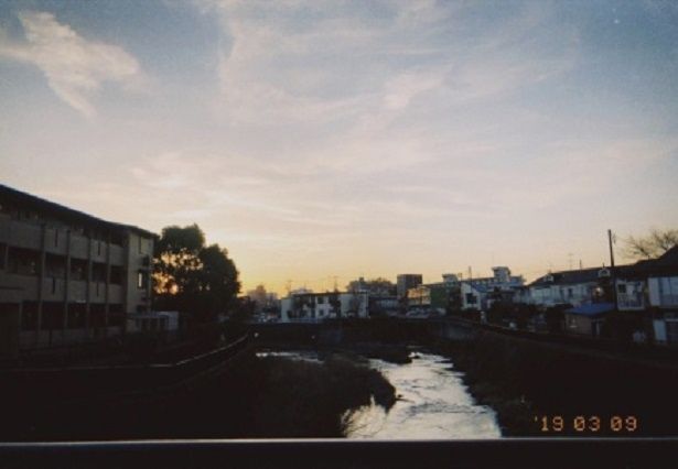 暮れゆく空が印象的な風景写真