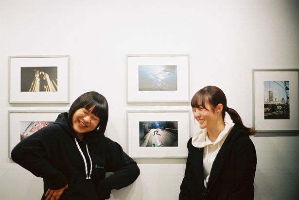 石田真澄写真展「evening shower」にて、松本監督が「お気に入り！」という作品の前で2ショット