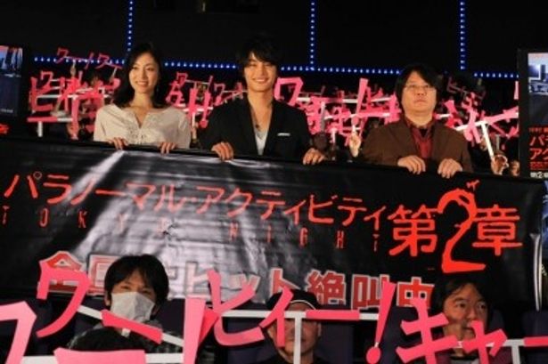 初日舞台挨拶に登壇した、左から、青山倫子、中村蒼、長江俊和監督
