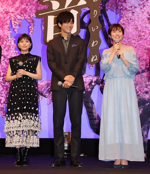 【写真を見る】木村文乃はアイスブルーのドレス、芳根京子は黒のキュートなドレスで登場！