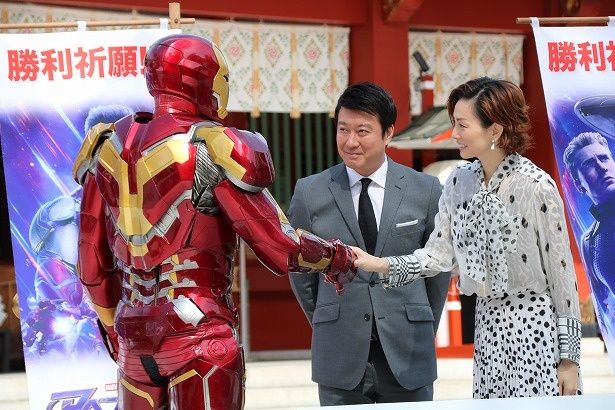 米倉涼子もアイアンマンと握手