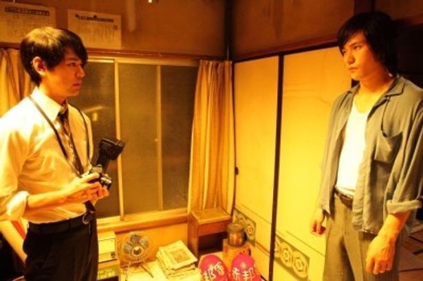 【写真】妻夫木聡(左)はジャーナリストの沢田を、松山ケンイチ(右)は事件の鍵を握る謎の活動家・梅山を演じる