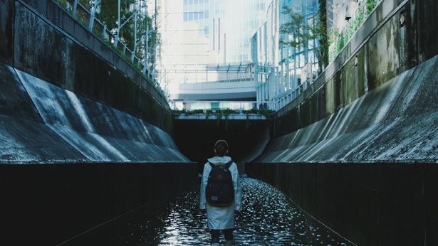 「渋谷区の女」では、渋谷の街の下を流れる暗渠(あんきょ)に倉科カナ演じる女性が踏み込んでいく
