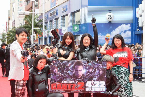 【写真を見る】ガンバレルーヤらとともにタイトなGANTZスーツに身を包んだ美女の姿も！