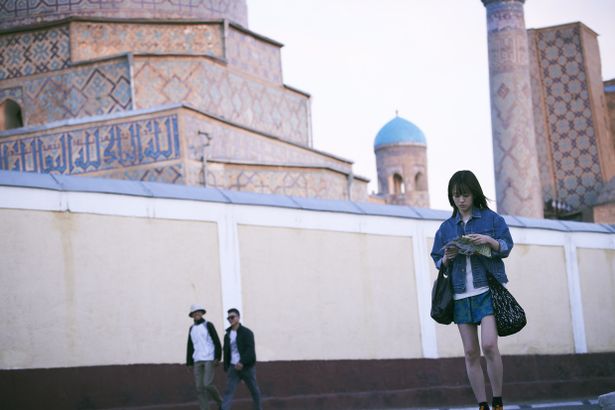 葉子の後ろにはウズベキスタンの名所、青いモスクが広がる
