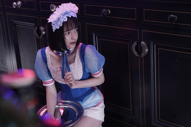 【写真を見る】玉城ティナがダイナーに売り飛ばされる!?ウェイトレス役で体当たり演技を披露