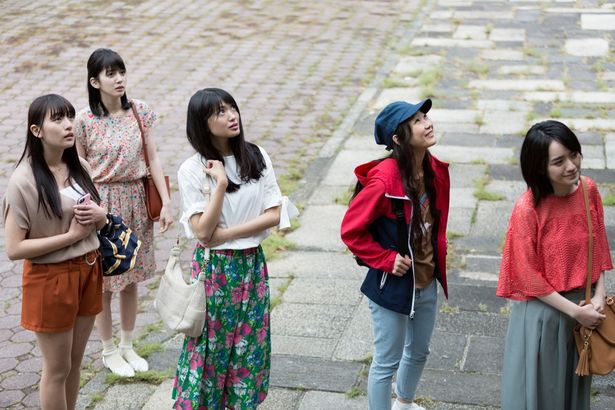 大学生の早希(写真中央)は高校時代の女友達ととしまえんを訪れるが…