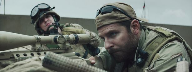 実在のアメリカン人狙撃手、クリス・カイルの悲劇や戦争の虚しさを描く(『アメリカン・スナイパー』)