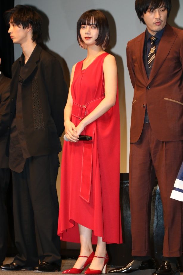 【写真を見る】池田エライザ、真紅のドレス姿の全身ショット