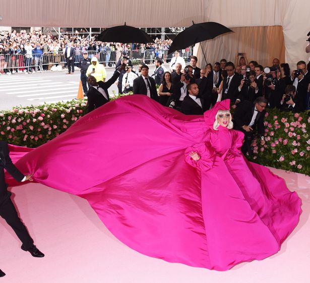 今回のガラではレディー・ガガの全長8mのケープドレスが話題に
