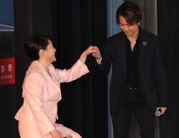 【写真を見る】TAKAHIRO、王子様のように松坂慶子の手を取ってエスコート！