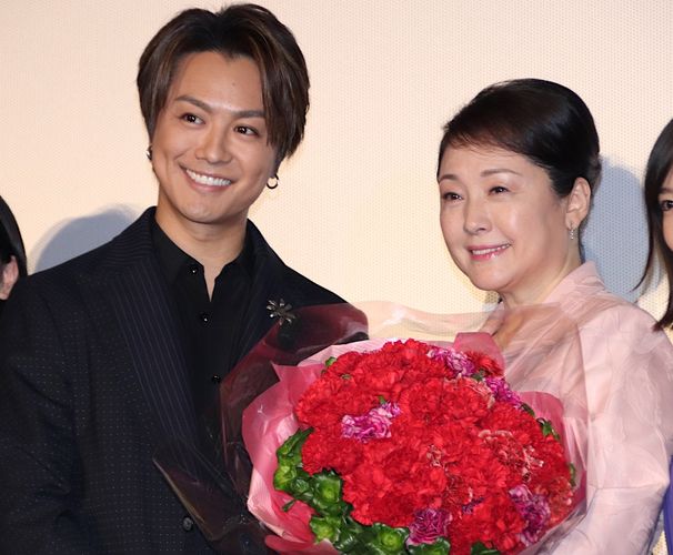 TAKAHIRO、松坂慶子を王子様エスコート＆熱い抱擁！「これからもお母さんと呼ばせて」