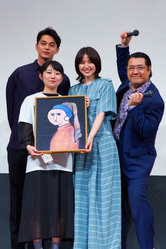 ダー子の描いたフェルメールがTシャツに！『コンフィデンスマンJP』大阪イベントで長澤まさみ大感激