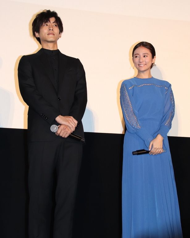 ロイヤルブルーのドレスで登場した木村文乃