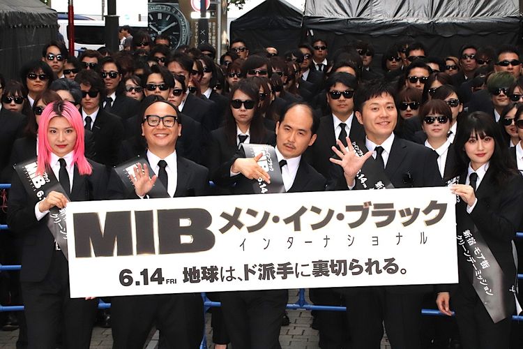 「MIBの日」黒スーツ＆サングラス150人が新宿に集結！トレエン斎藤ら「すごい」と驚き