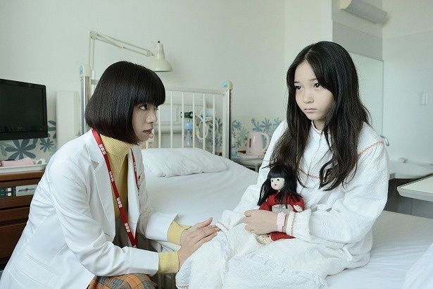 秋川茉優(池田エライザ)は、入院してきた記憶障害の少女(姫嶋ひめか)が、ただならぬ特殊能力を持っていることに気づく