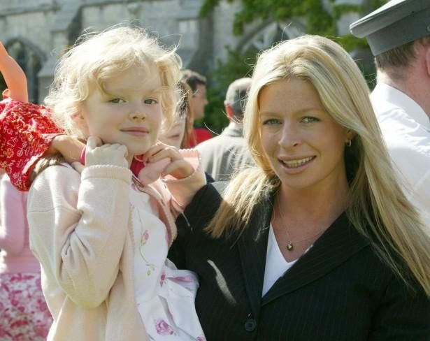 同時に養子縁組した娘シャーロット(右)は2013年に死去