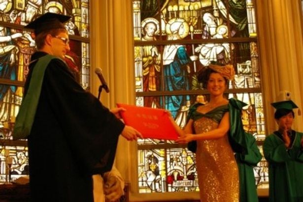『シュレック フォーエバー』卒業式で卒業証書を授与された藤原紀香