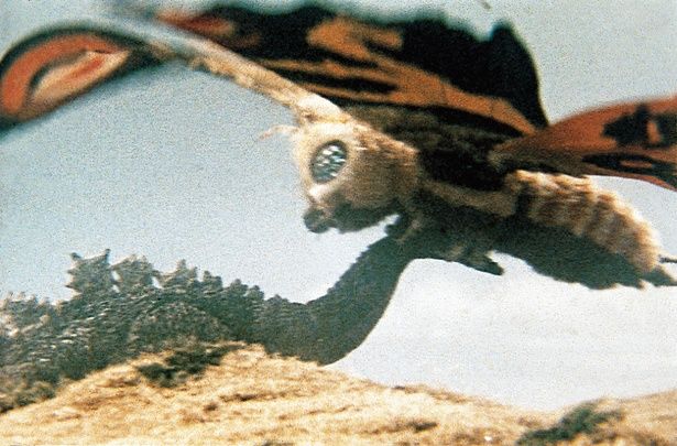 成虫モスラの翼長は250m、体重は1万5000t