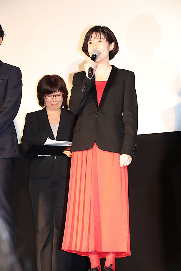 【写真を見る】韓国の若手トップ女優のシム・ウンギョン、真っ赤なプリーツスカートがキュート