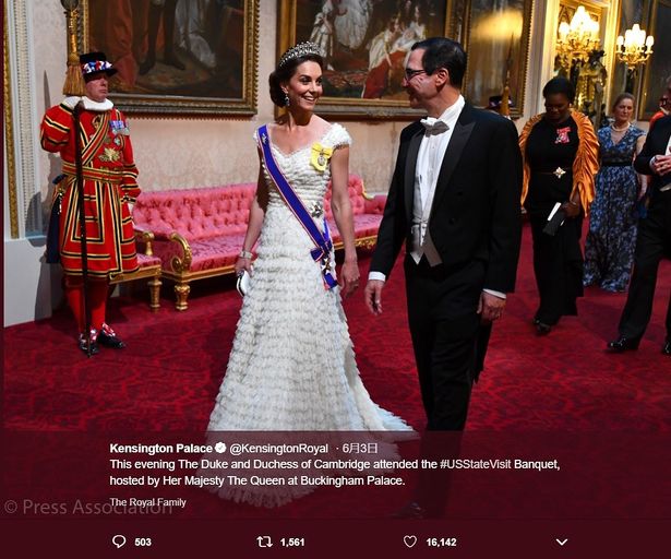 【写真を見る】真っ白なお姫様ドレスに英王室の豪華アクセサリーを合わせたキャサリン妃