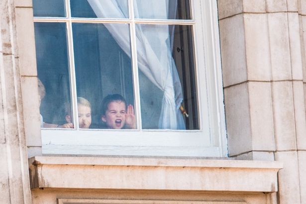 両親がバッキンガム宮殿に到着するのを眺めている様子