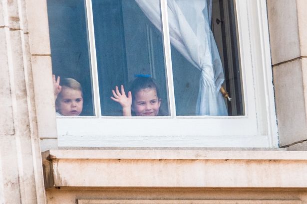 ルイ王子とシャーロット王女が窓からひょっこり