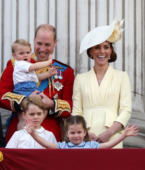 ジョージ王子、シャーロット王女、ルイ王子はブルーで兄妹コーデ