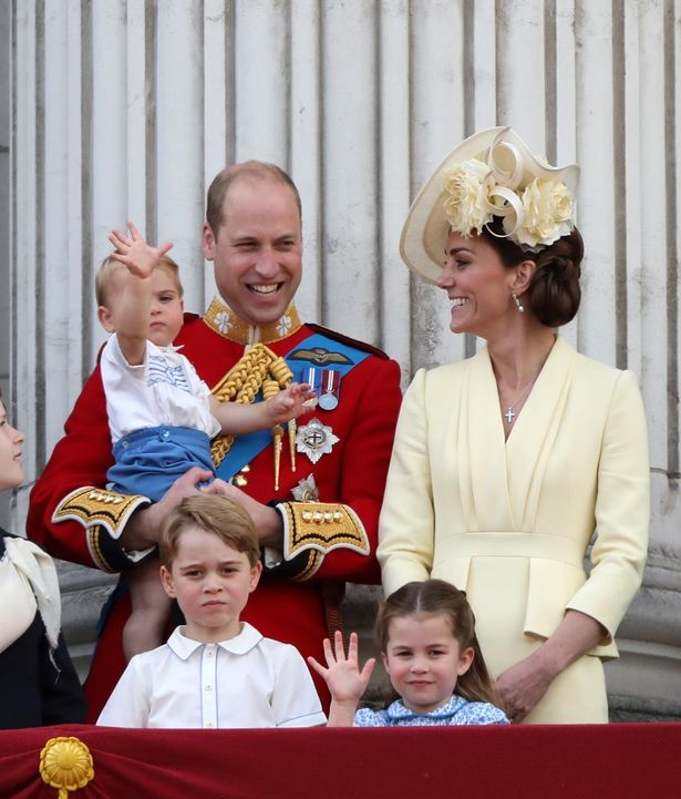 【写真を見る】ルイ王子デビューで3きょうだいが揃うも、ジョージ王子はつまらなそうな困り眉！