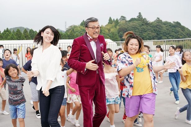 三吉、宝田、やしろが揃って子どもたちと満面の笑みでジャンプ！