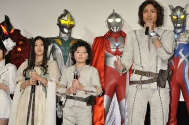 【写真】『ウルトラマンゼロ THE MOVIE 超決戦！ベリアル銀河帝国』出演者の、前列左から、土屋太鳳、濱田龍臣、小柳友