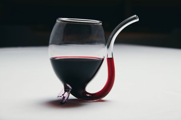 レストランエールの専属ソムリエがセレクトしたワインリスト。 通常のグラスに加えて血をイメージした吸血グラスもご用意