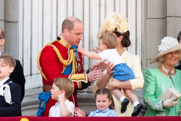 バルコニーデビュー時、ウィリアム王子に抱っこをねだったルイ王子