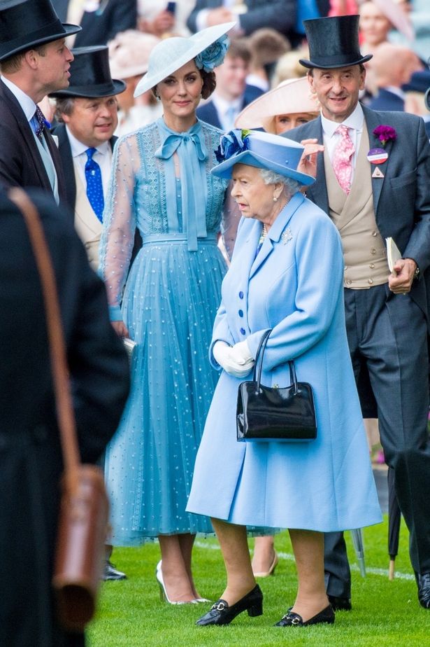 全身ブルーのエリザベス女王に合わせてのコーディネートだった？