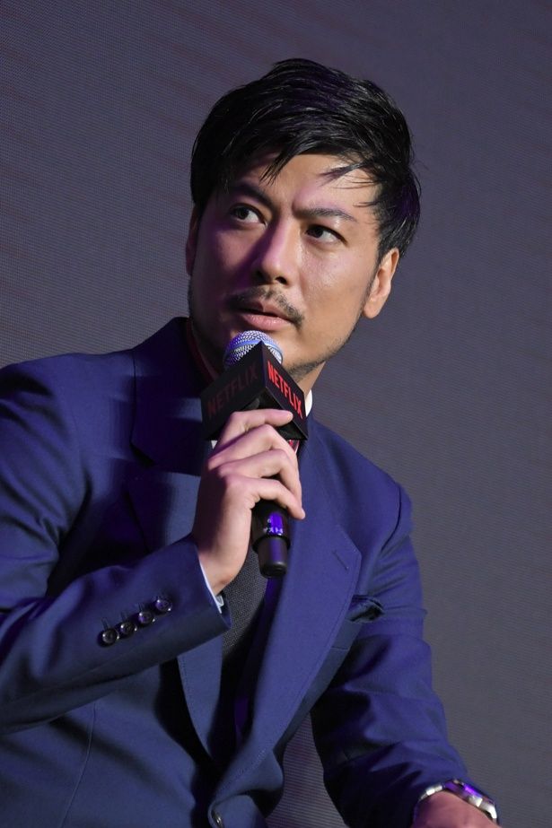 青のスーツが男前を際立たせる！「全裸監督」出演の玉山鉄二 