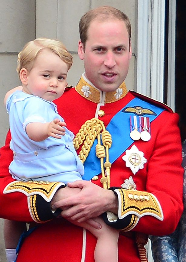 バルコニーデビューを果たしたジョージ王子を抱くウィリアム王子