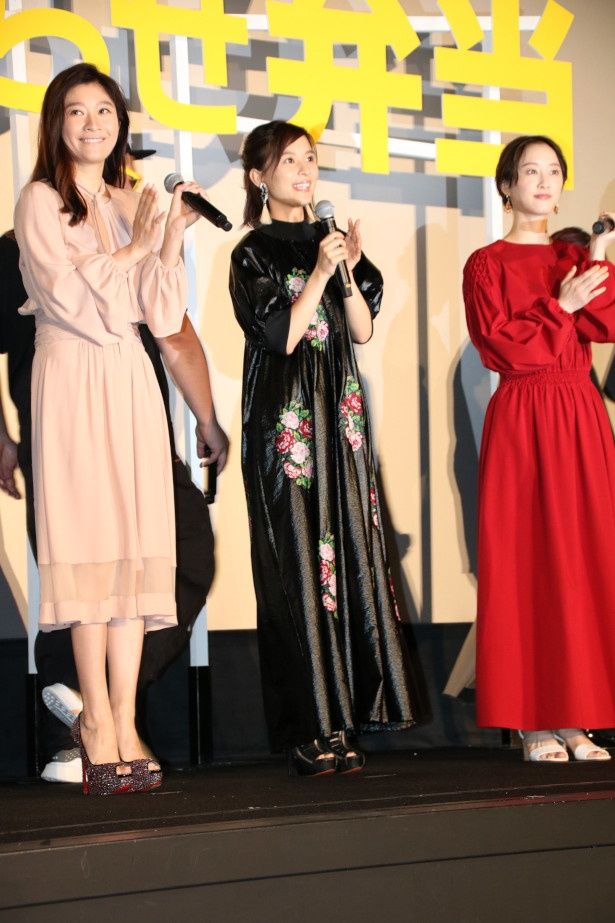 【写真を見る】篠原涼子、芳根京子、松井玲奈、ドレス姿の全身ショット