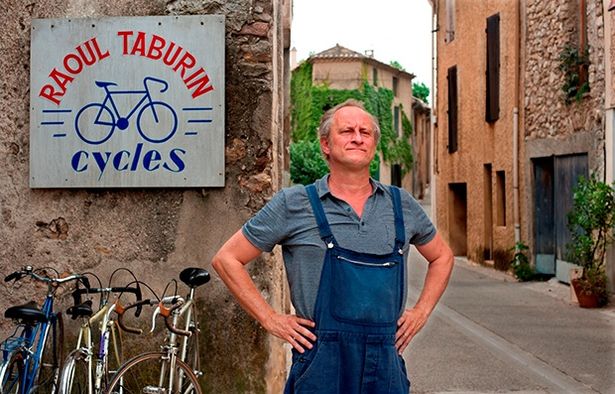 主人公のラウルは「自転車に乗れない」と誰にも言えないまま成長し、自転車店の店主となってしまう