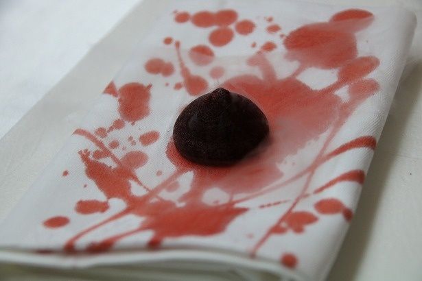 アミューズ1品目「すっぽんの生き血とトマトのメレンゲ」