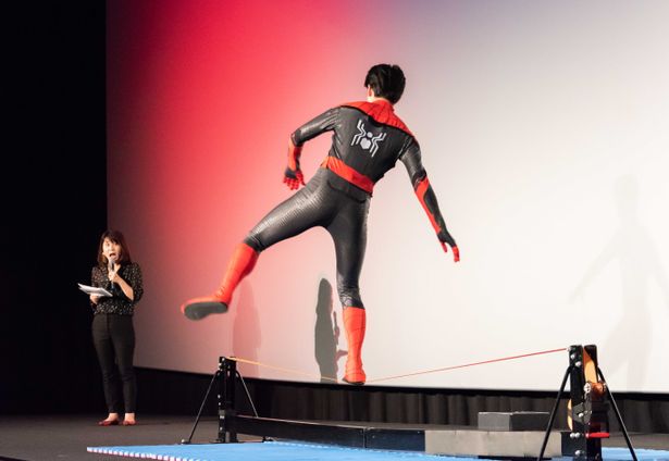 【写真を見る】伊藤健太郎がスパイダーマン顔負けのなバランス感覚を披露！