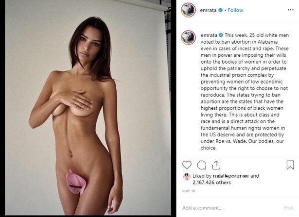エミリー・ラタコウスキーは中絶禁止法への抗議の意味を込め、ヌード写真を投稿