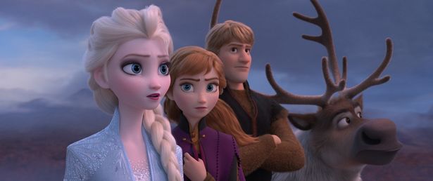 【写真を見る】『アナと雪の女王2』特報では、エルサとアナがこれまでにない表情で立ちすくむ…