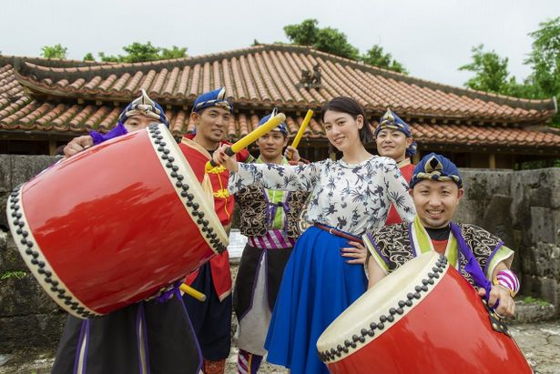 沖縄のエイサーさんと三吉彩花がパシャリ！各イベントの様子