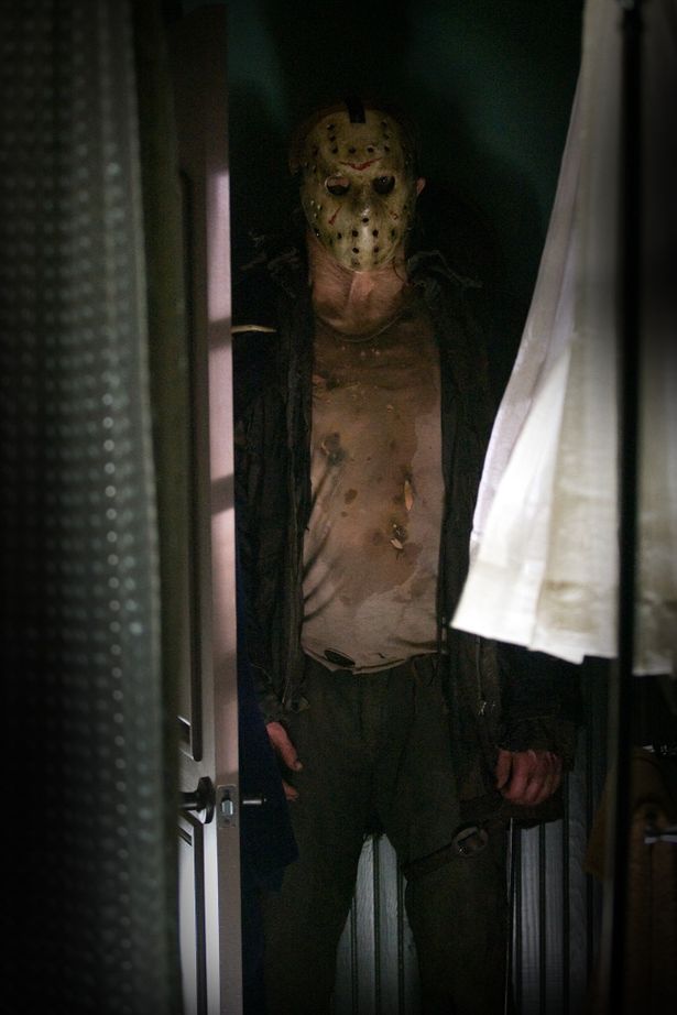 暗闇に潜むジェイソンのマスク姿はトラウマもの