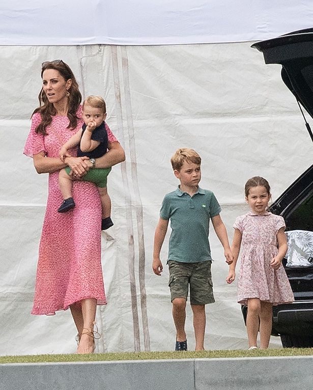 【写真を見る】ジョージ王子はほとんど着回し!?子どもたちのファッションに視線が集中