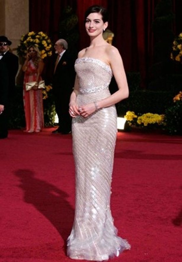 【写真】2009年のアカデミー賞授賞式でアン・ハサウェイが着たドレスをチェック