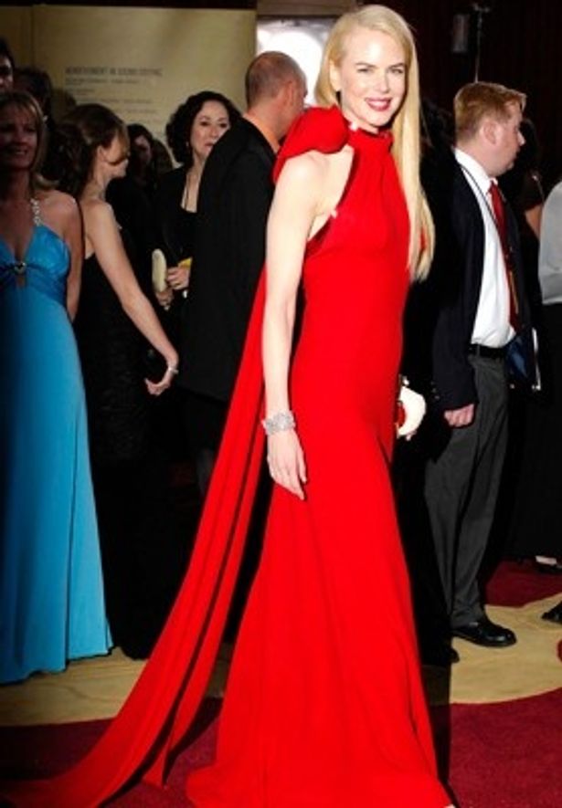 2007年は真っ赤なドレスにブロンドがよく映えている